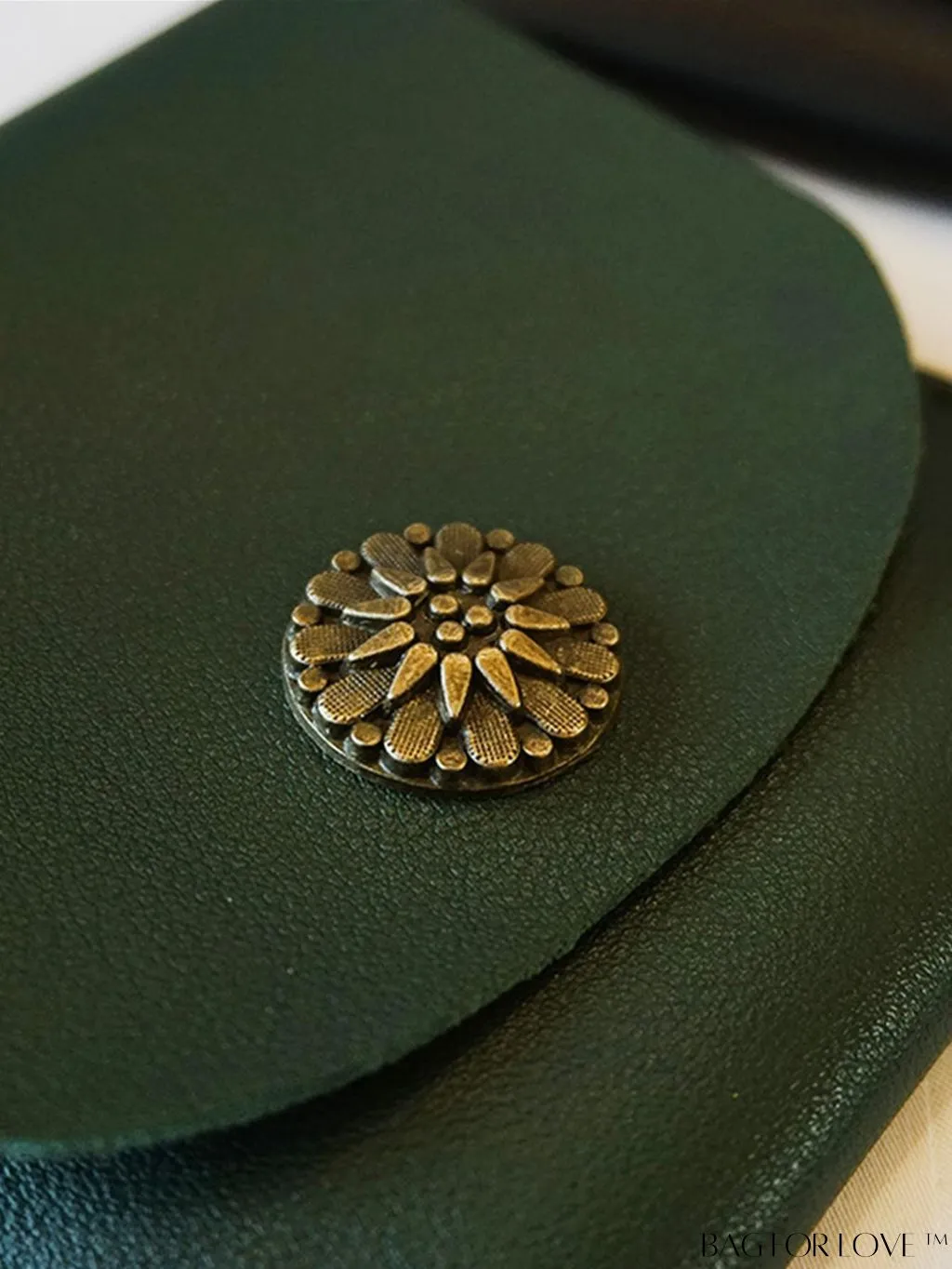 BagForLove - Exquisite Litchi Embossed Card Holder with Floral Metal Flap - Slim & Classic