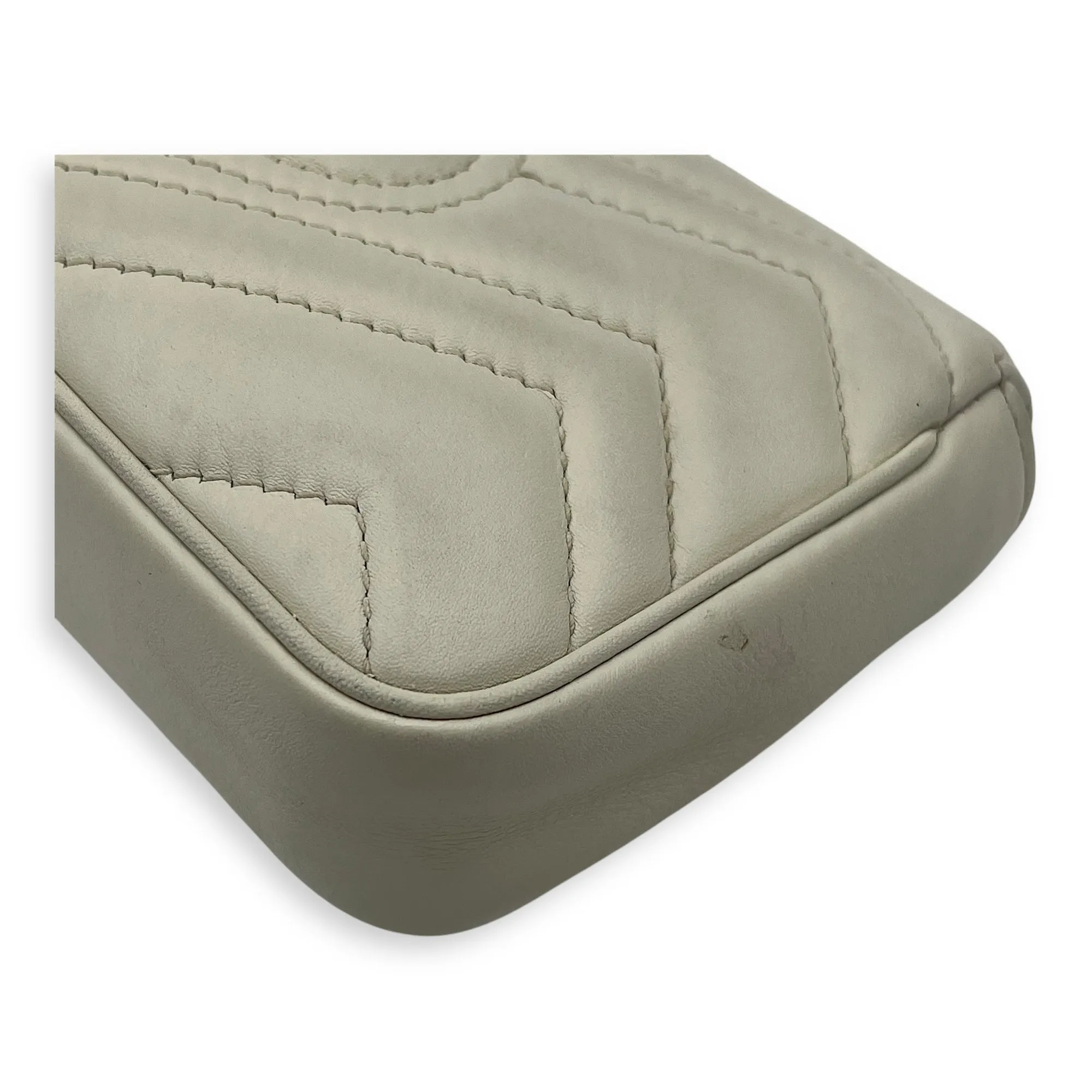 GG Marmont Super Mini White Crossbody Bag in Calfskin, Gold hardware