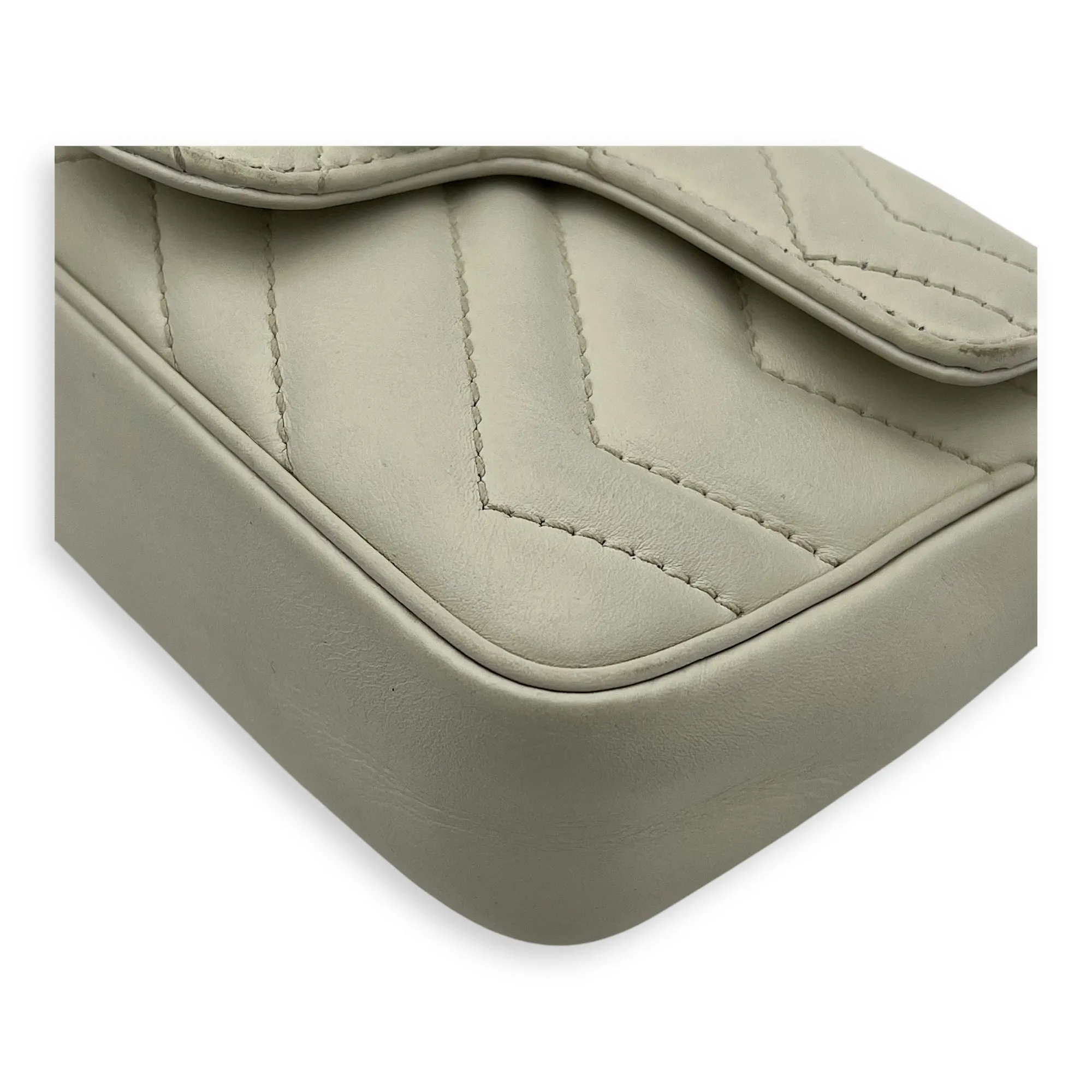 GG Marmont Super Mini White Crossbody Bag in Calfskin, Gold hardware