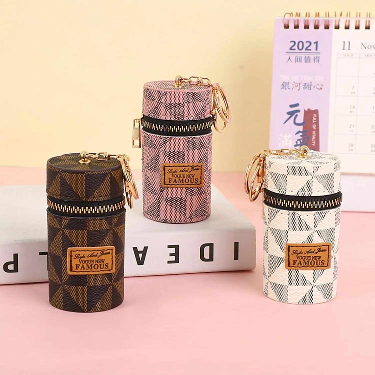 Mini triangle pattern bucket coin purse - simple pendant lipstick bag retro, women's small wallet, portable keychain wallet, fashionable mini storage (White)