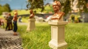Noch H0 Figures Busts, Plastic, Hand-Coloured, 1:87 for Gauge H0, Perfect Addition to Model Railway Design